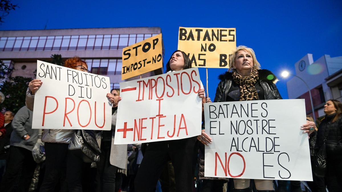 GALERIA: Un centenar de persones protesten a Sant Fruitós de Bages per la pujada d'impostos