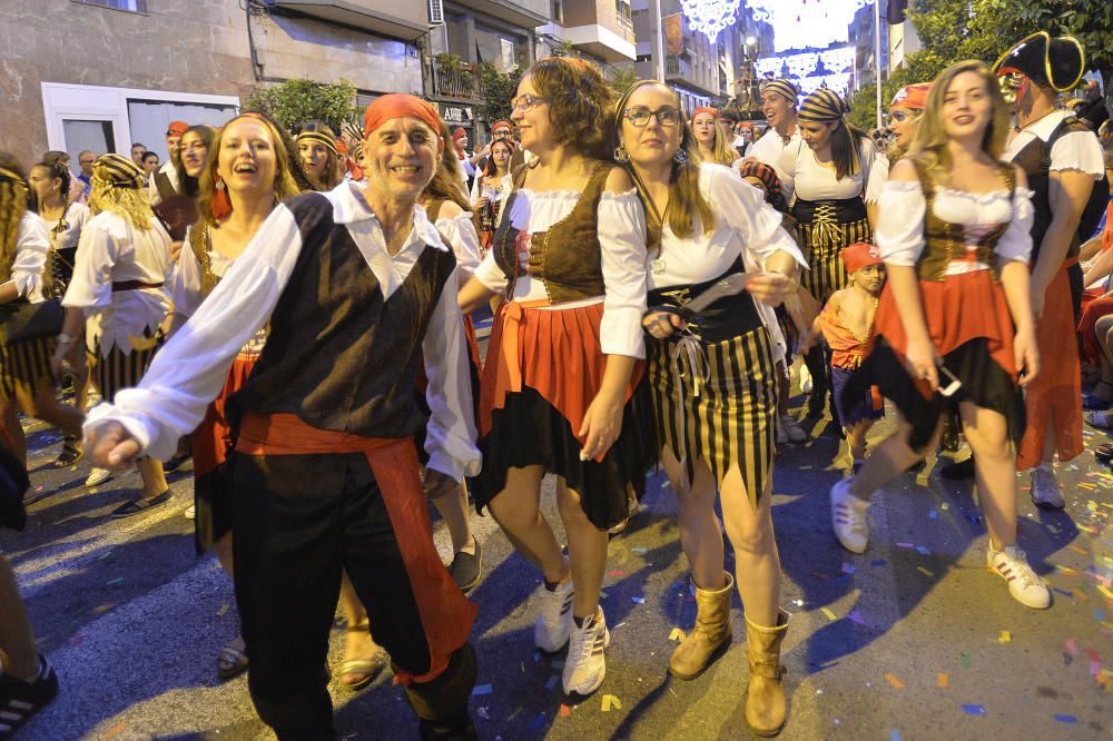 El popular desfile de la Gran Charanga en Elche reúne a más de 4.500 participantes