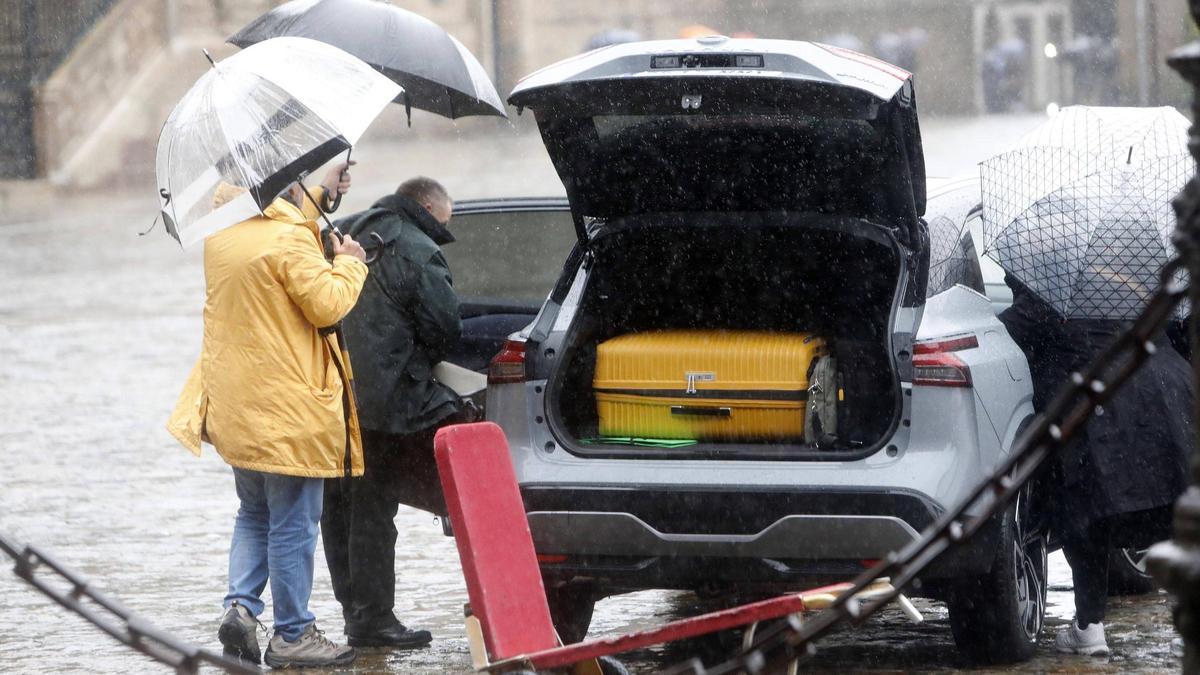 Turistas cargan maletas en un coche en la Praza do Obradoiro, la semana pasada