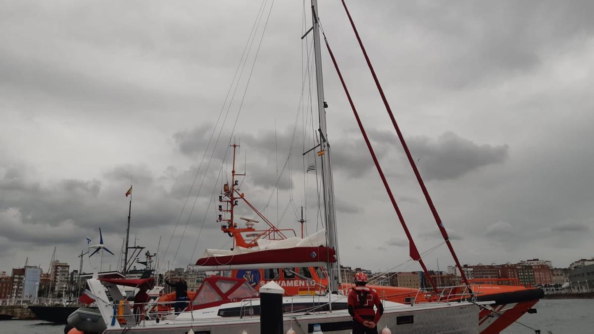 Rescate a los tripulantes de un velero francés en el puerto deportivo de Gijón