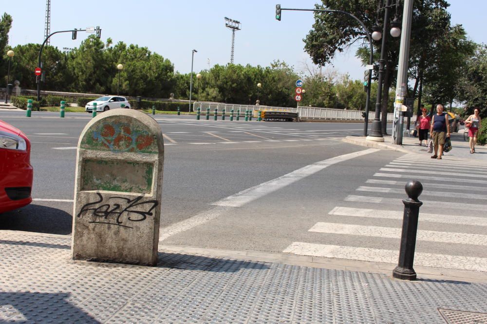 Kilómetro 0 de la Comarcal 234 València-Ademuz en el inicio de la Avenida Burjassot. En mal estado