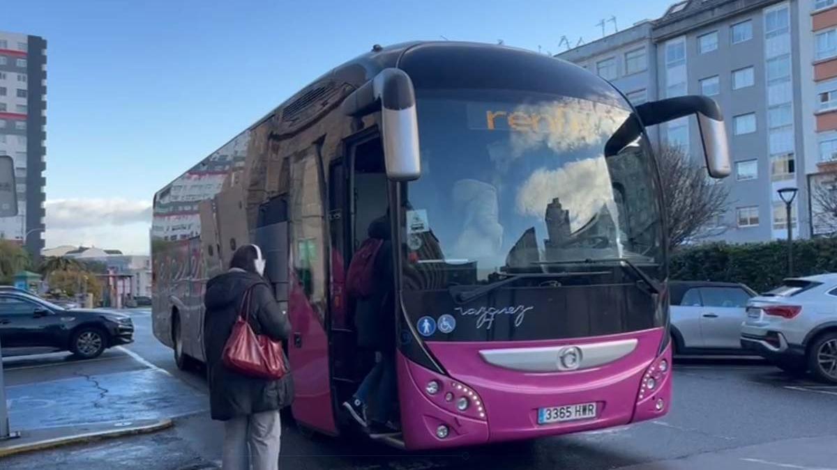 Autobuses recogen en la estación de trenes de A Coruña a pasajeros afectados por la interrupción del servicio ferroviario.