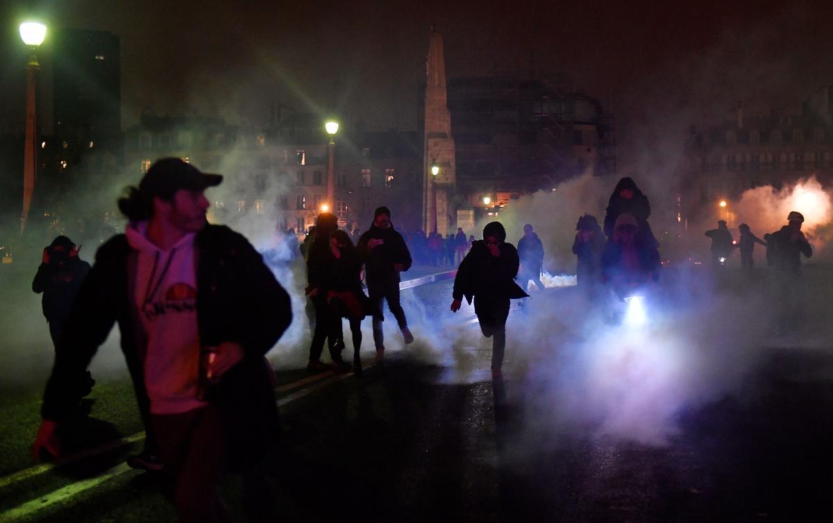 Protestas en Francia. Miles de ciudadanos se echan a las calles para manifestar su descontento con el fallo del Constitucional francés y que ha generado altercados en diferentes ciudades