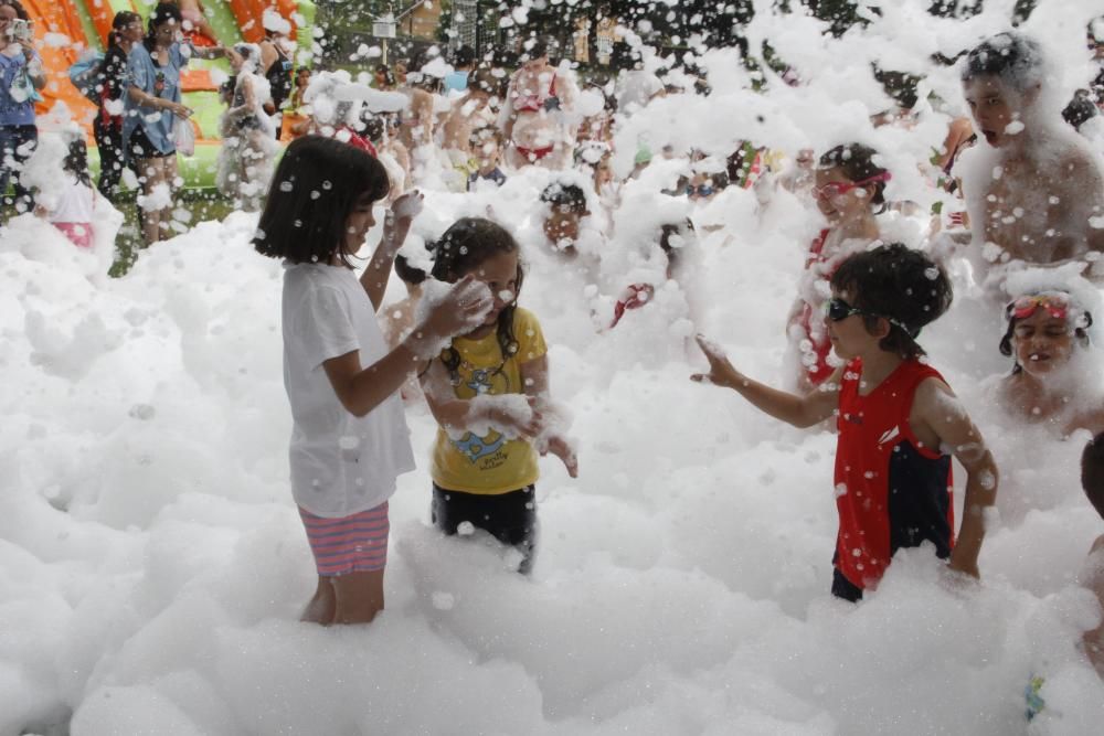 Fiesta de la espuma en el colegio Carballal