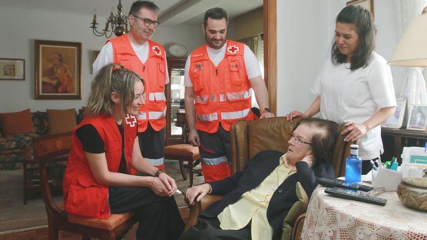 Teresa, con su cuidadora Norma y efectivos de Cruz Roja, incluidos dos de los voluntarios que la asistieron el lunes.