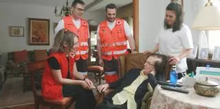 A Teresa, de 93 años y en silla de ruedas, la subieron en volandas a su casa de Ourense, un tercer piso