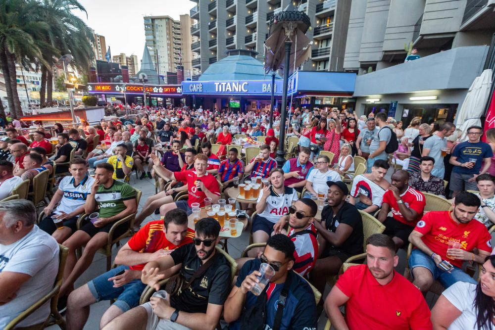 Aficionados del Tottenham y del Liverpool vibran en Benidorm con la final de la Champions