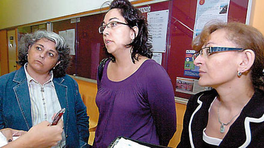 Mª Antonia Martín, Marta Vidal y Valerie Amram, alumnas de árabe en el Centro Oficial de Idiomas, ayer.   MARRERO
