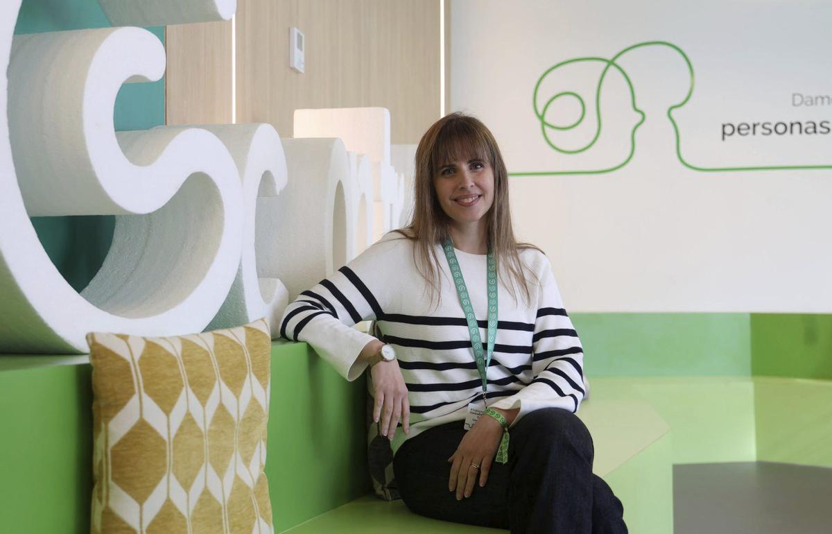 La psicóloga Carmen García, en la sede provincial de la AECC en Pontevedra.