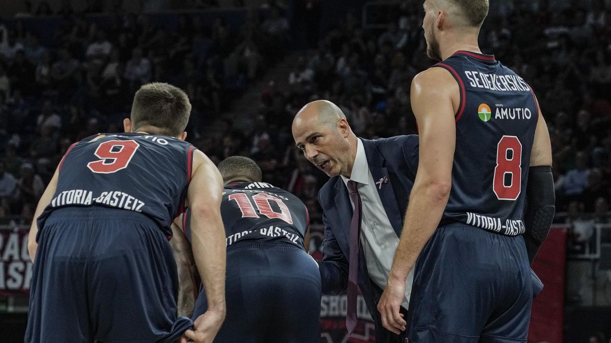 Peñarroya habla con sus jugadores en el partido contra el Zalgiris.