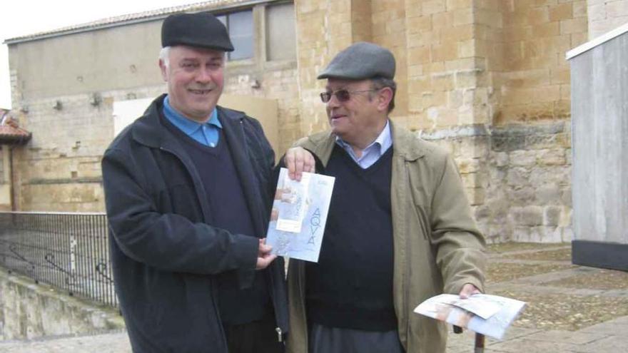 Los hermanos Gonzalo (izquierda) y José María Vale muestran las dos primeras entradas de Aqva. Foto