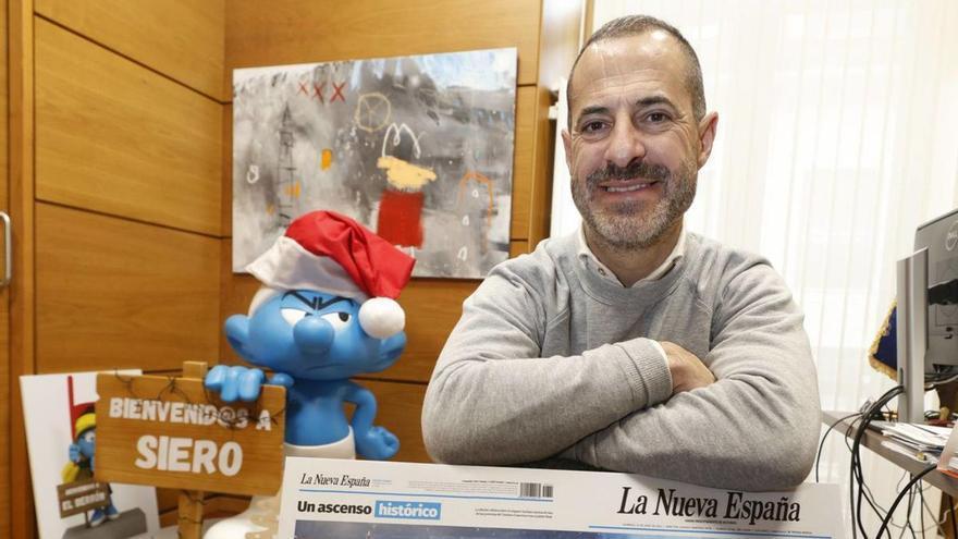 Ángel García, «Cepi», en su despacho en el Ayuntamiento, con la portada del ascenso de LA NUEVA ESPAÑA. | MIKI LÓPEZ