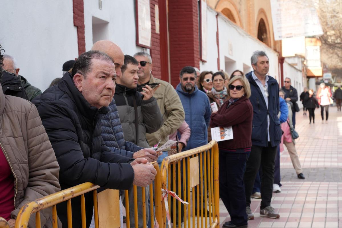Colas desde primera hora en la plaza de toros de Castelló para comprar las entradas de la Magdalena 2026