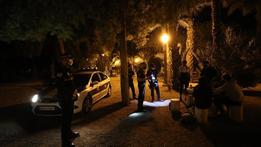 Noche movida en Elche: Cigarrillos encendidos y lejía contra la Policía Local y su vehículo