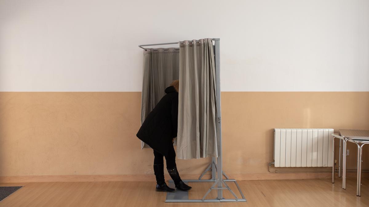 Una ciudadana ejerce su voto en el colegio electoral de Pereruela, Zamora.