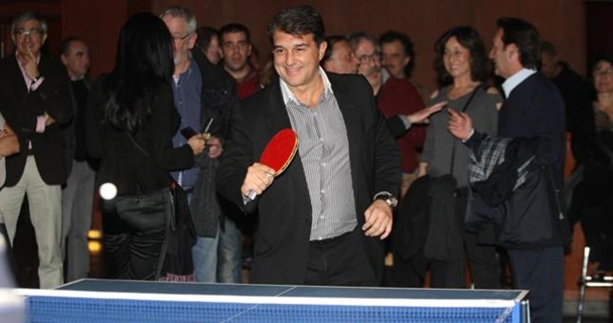 Joan Laporta, en el ping-pong solidari de Luz de Gas. Joan Laporta, en el ping-pong solidari de Luz de Gas.