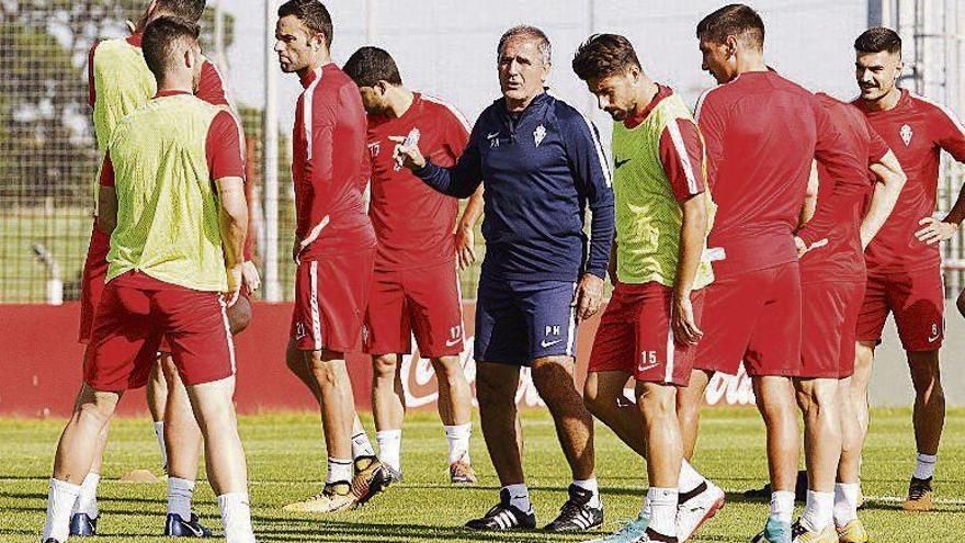 Paco Herrera, en el centro, se dirige a sus futbolistas.