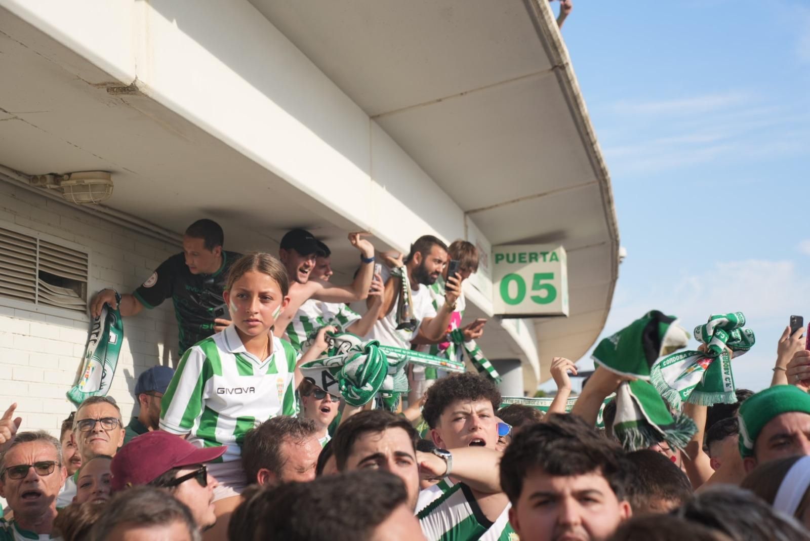 Así recibió la afición del Córdoba CF al autobús del equipo en El Arenal