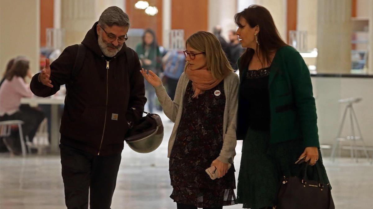 Elsa Artadi (JxCat), entre Carles Riera (CUP) y Laura Borràs (JxCat), en los pasillos del Parlament