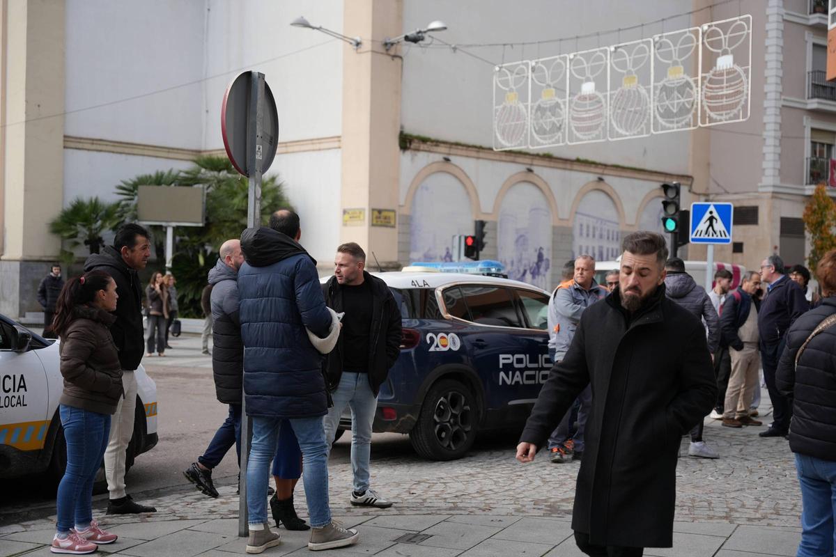 Fotogalería | Exterior del edificio de la Diputación de Badajoz, desalojado por un aviso de bomba