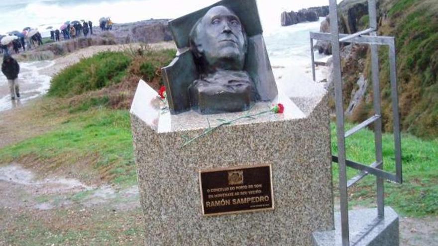 El busto, del escultor Nacho C. Beiro, inaugurado ayer en As Furnas, Porto do Sonto. / dmd