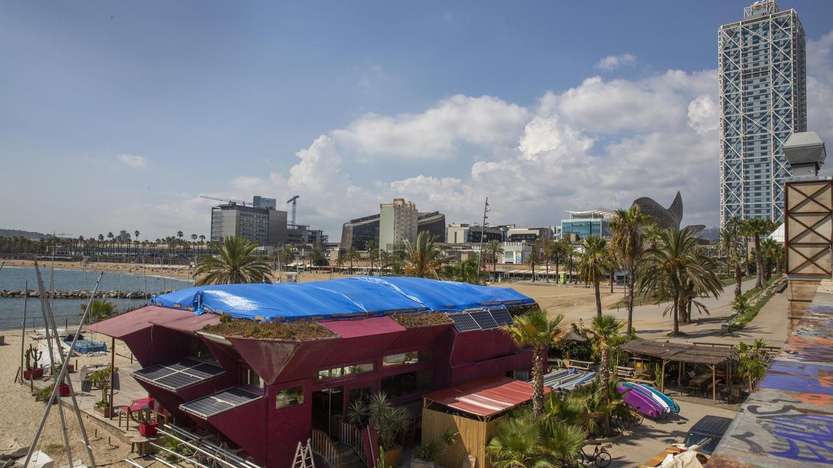 Edículo y terraza del restaurante Red Fish, en el exterior del Club Patí Vela Barcelona, que ha sido derribado. unos días.