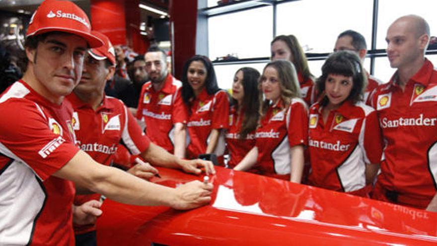 Alonso, en la apertura de la tienda.