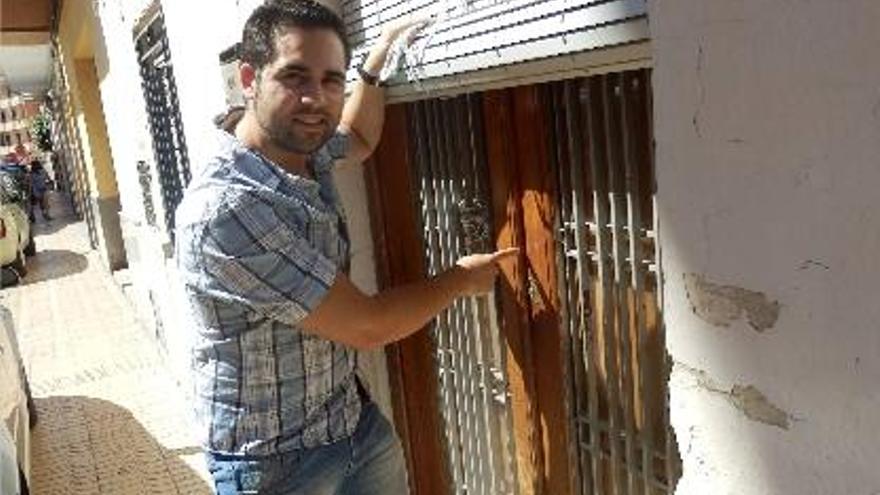 El edil Quique Martínez muestra los daños en la puerta de la casa de sus abuelos.