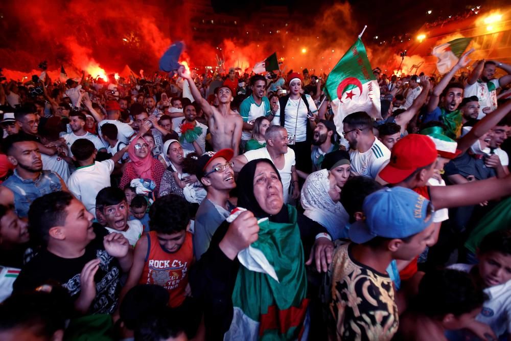 Aficionados reaccionan tras la victoria de Argelia ante Nigeria en la semifinal de la Copa de Naciones de África, en Algiers. REUTERS/Ramzi Boudina