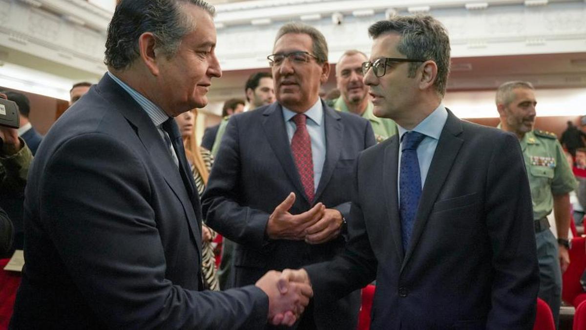 El ministro de la Presidencia, Justicia y Relaciones con las Cortes, Félix Bolaños, saluda al consejero de la Presidencia, Interior, Diálogo Social y Simplificación Administrativa, Antonio Sanz, al inicio del Congreso 'CyberCrime Sevilla 2024'.