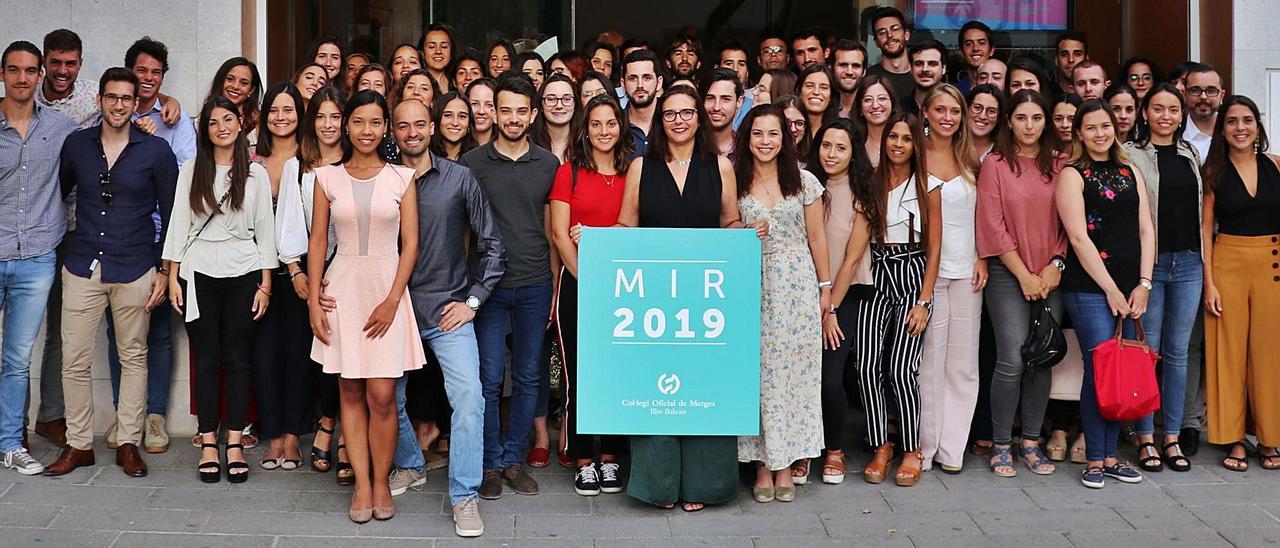 Una imagen frustrada en los últimos años por la pandemia: recepción a los nuevos facultativos residentes en el Colegio de Médicos en el año 2019.