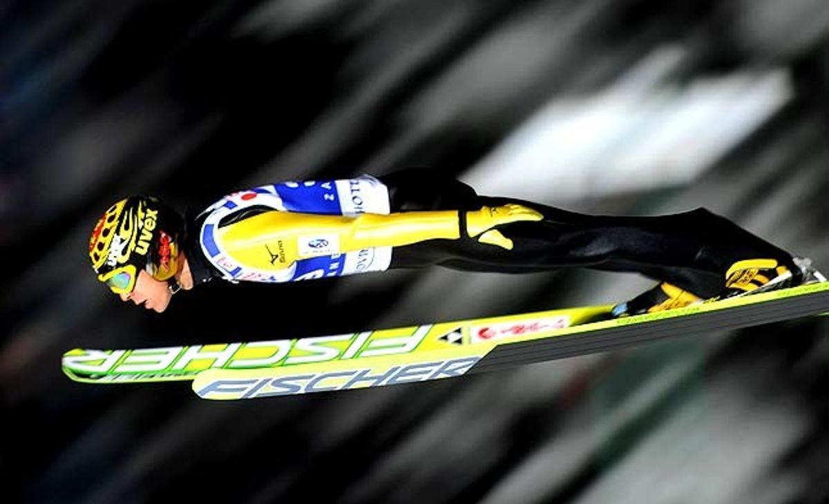 L’alemany Pascal Bodmer s’eleva en l’aire durant la ronda de classificació abans de la 19a Copa del Món de salts d’esquí, a Zakopane (Polònia).