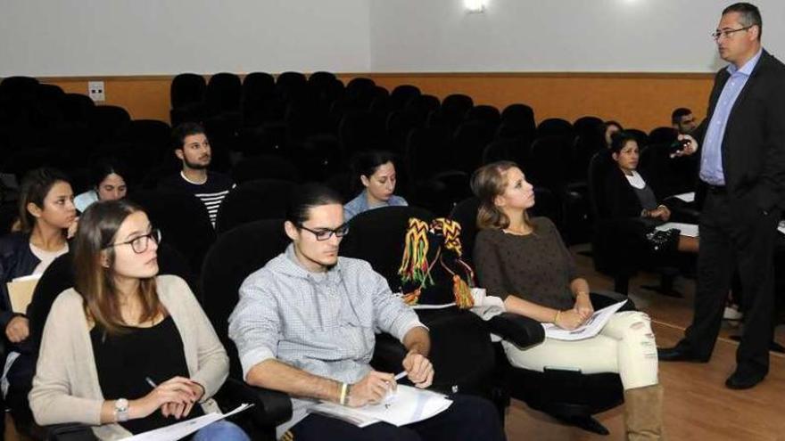 Jóvenes emprendedores en la sala de la UDIAF son asesorados por Sergio Mosquera. // Bernabé/ JavierLalín