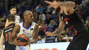 MADRID, 30/10/2022.- El alero estadounidense del Carplus Fuenlabrada Lasan Kromah (i) se enfrenta al ala-pívot galo del Real Madrid Vincent Poirier (d) durante su partido de la Liga Endesa de baloncesto disputado este domingo en el pabellón Wizink Center de Madrid. EFE/ Zipi