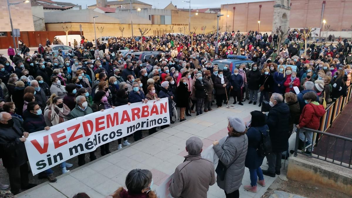 Los participantes en la manifestación se congregan en la plaza del Barón de Covadonga