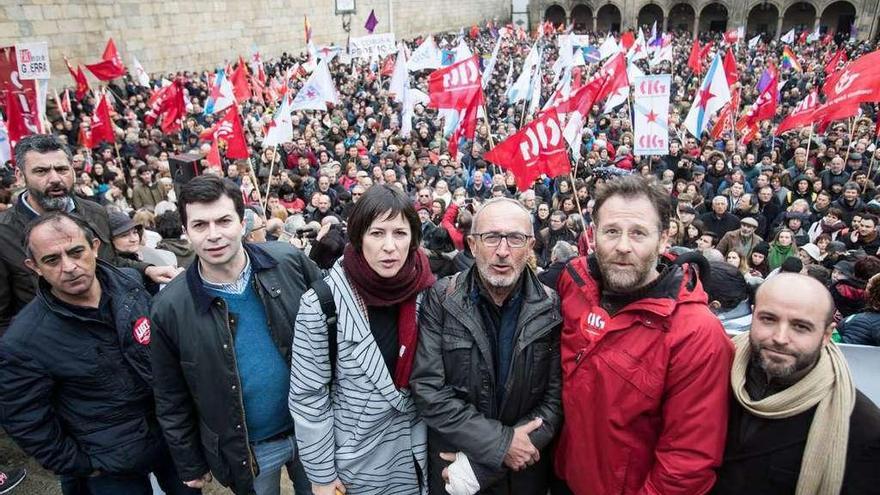 Por la izquierda, Ramón Sarmiento, José Antonio Gómez, Gonzalo Caballero, Ana Pontón, Manuel Marín, Paulo Carril y Luís Villares, con los manifestantes en la plaza de A Quintana, ayer. // Óscar Corral