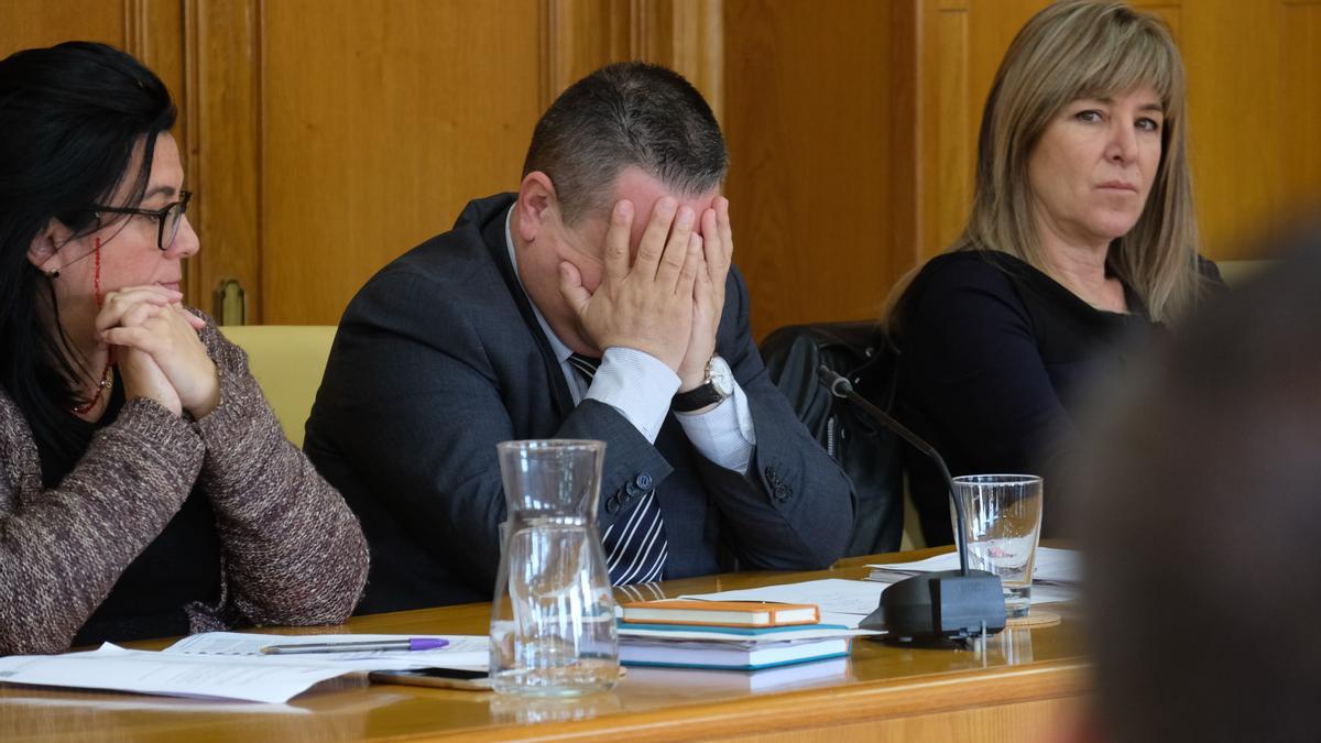 Paco Sánchez con las manos en la cara junto a Lola Francés en un pleno del Ayuntamiento de Elda.