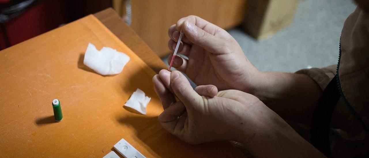Una persona realiza una prueba del VIH.