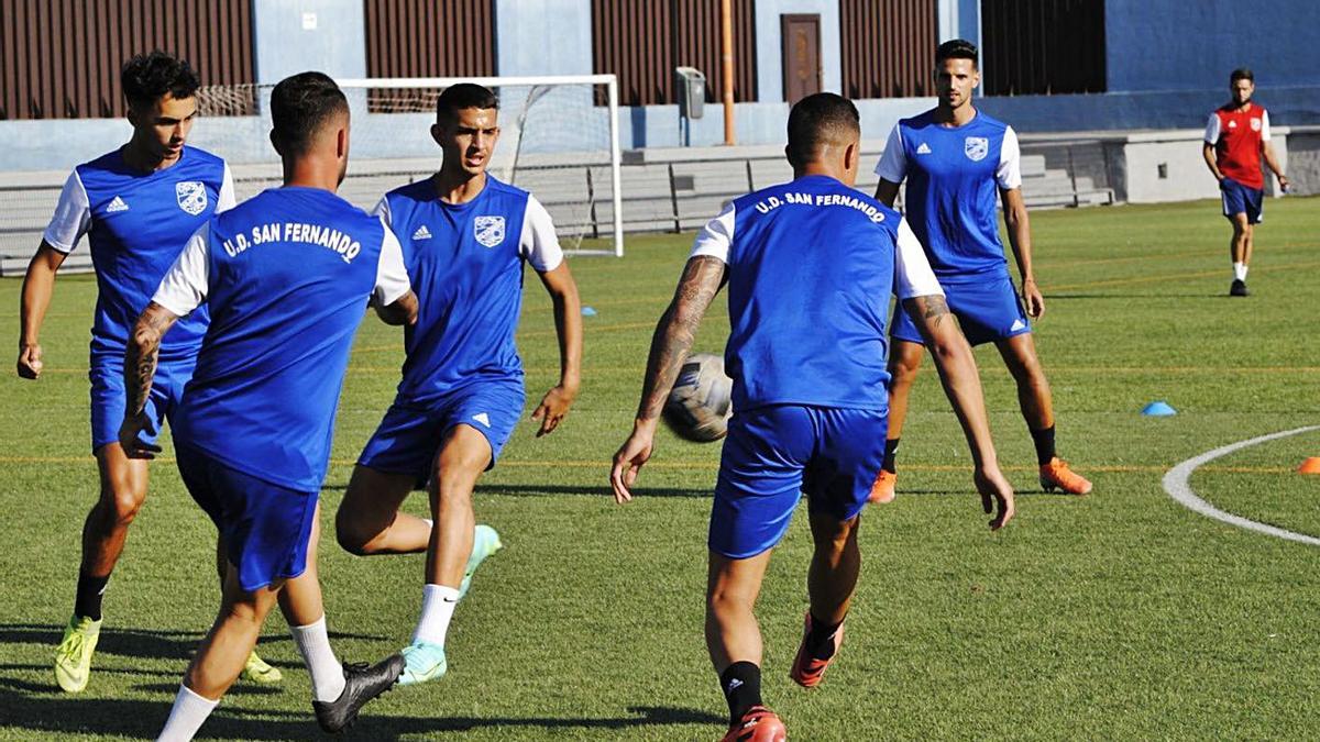 Jugadores de la UD San Fernando, entrenando ayer en el Municipal de Maspalomas, con la vista puesta en el estreno de hoy. | | LP/DLP