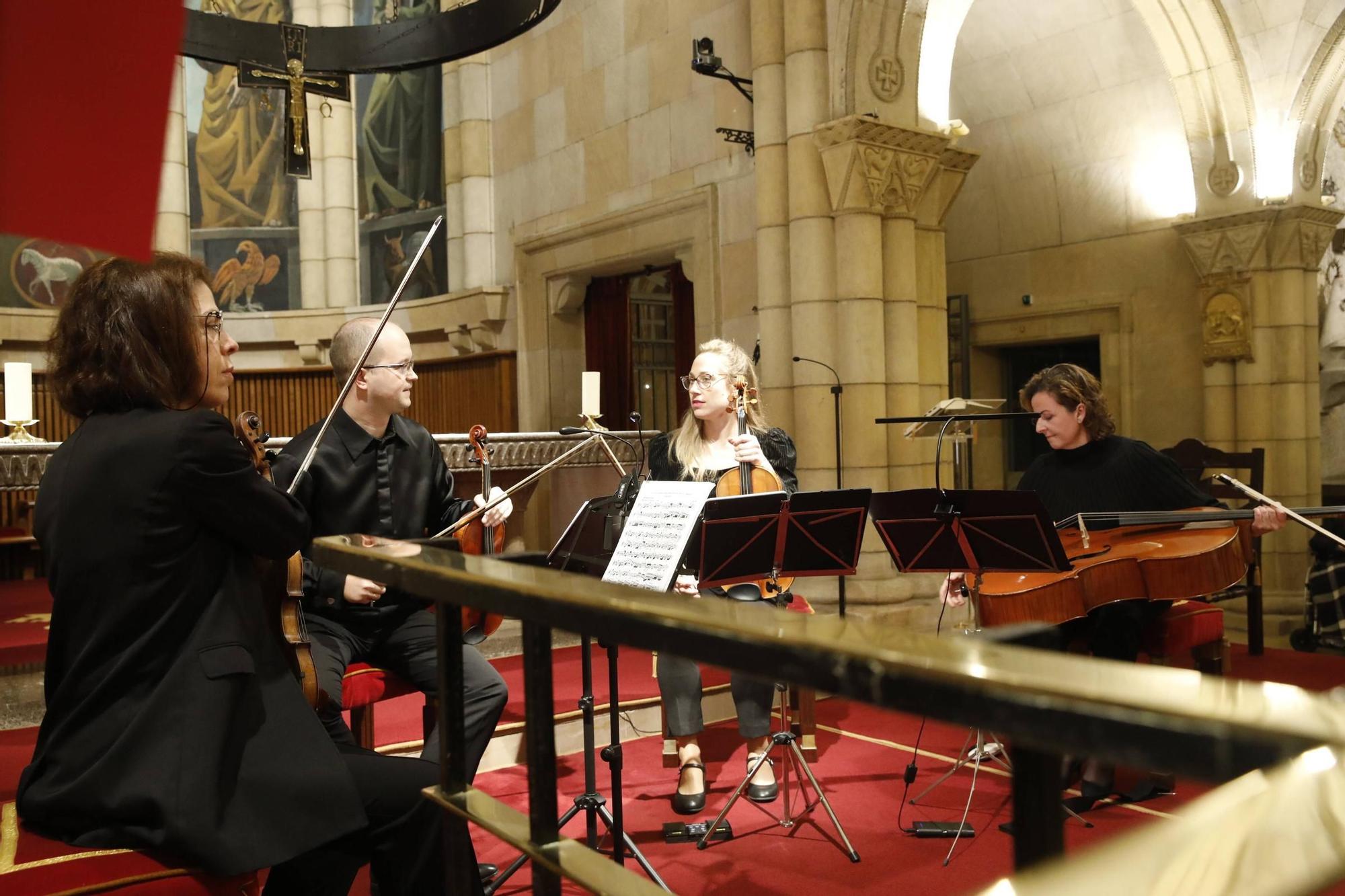 El concierto solidario y recogida de alimentos en la iglesia de San Pedro, en imágenes