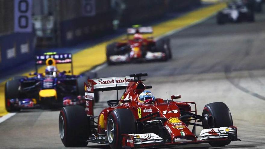 Fernando Alonso, en primer término, en el Gran Premio de Singapur.