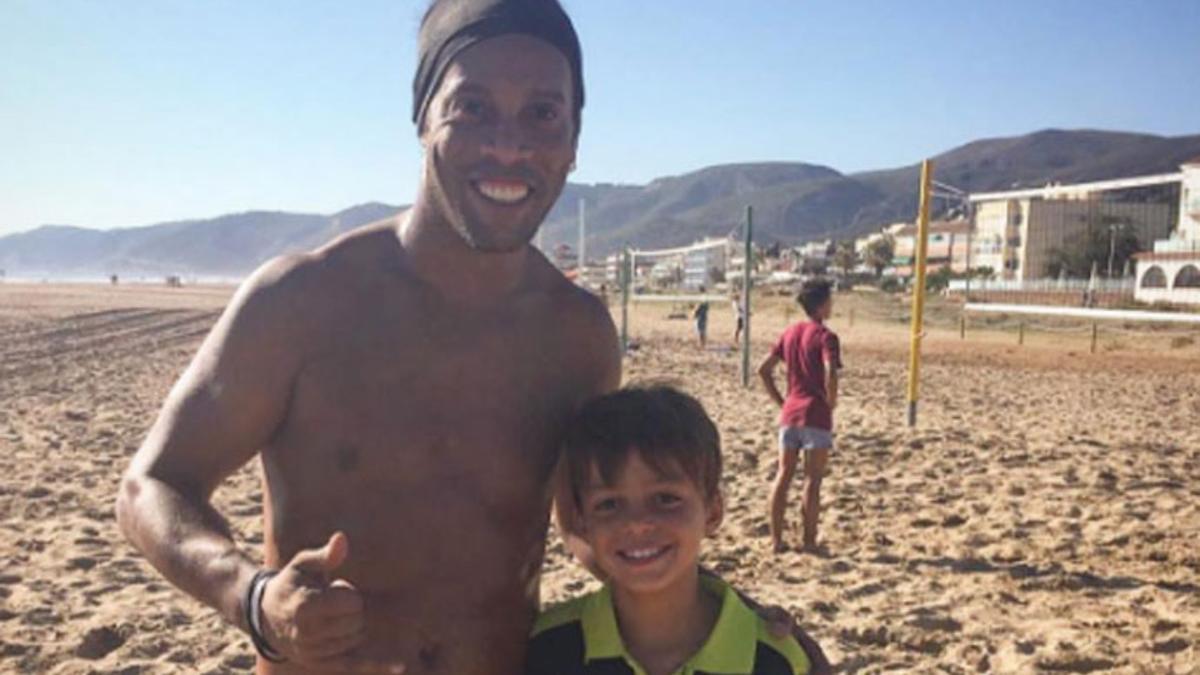 Ronaldinho disfrutó en Castelldefels