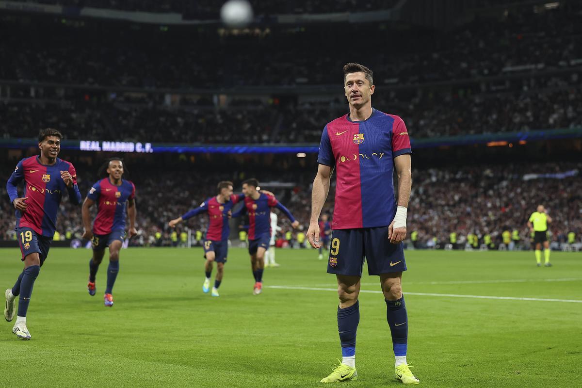 Robert Lewandowski después de marcar en el partido ante el Real Madrid.
