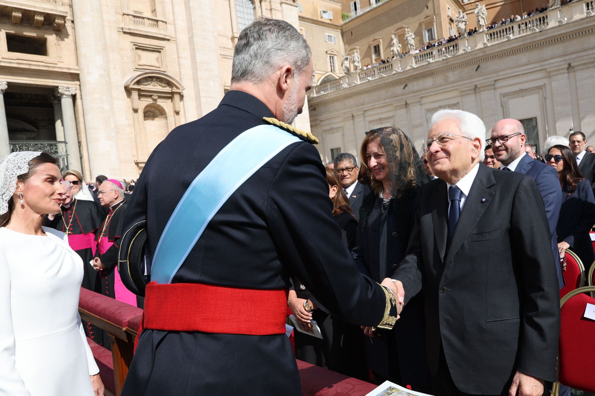 CIUDAD DEL VATICANO (VATICANO), 18/05/2025.- Los Reyes de España, Felipe VI y Letizia, saludan al presidente de Italia, Sergio Mattarella (d) durante la llegada de las autoridades para asistir a la misa del inicio del pontificado del papa León XIV este domingo en la plaza de San Pedro en el Vaticano. EFE/Casa Real/Francisco Gómez -SOLO USO EDITORIAL/SOLO DISPONIBLE PARA ILUSTRAR LA NOTICIA QUE ACOMPAÑA (CRÉDITO OBLIGATORIO)-. -SOLO USO EDITORIAL/SOLO DISPONIBLE PARA ILUSTRAR LA NOTICIA QUE ACOMPAÑA (CRÉDITO OBLIGATORIO)-