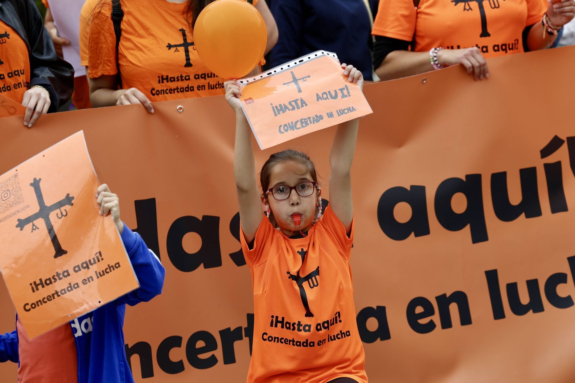 Así fue la concentración en Avilés de profesores y familias de los colegios concertados. 
