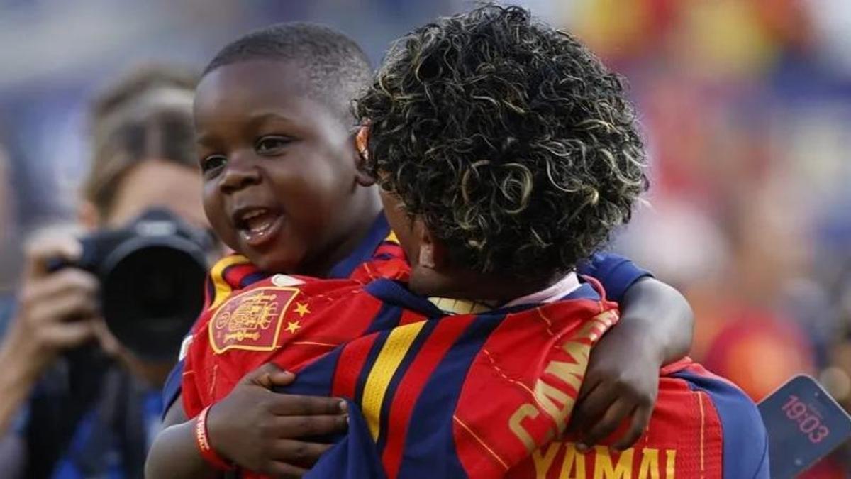 Lamine Yamal comparte las fotos más especiales de la celebración con su novia y su hermano