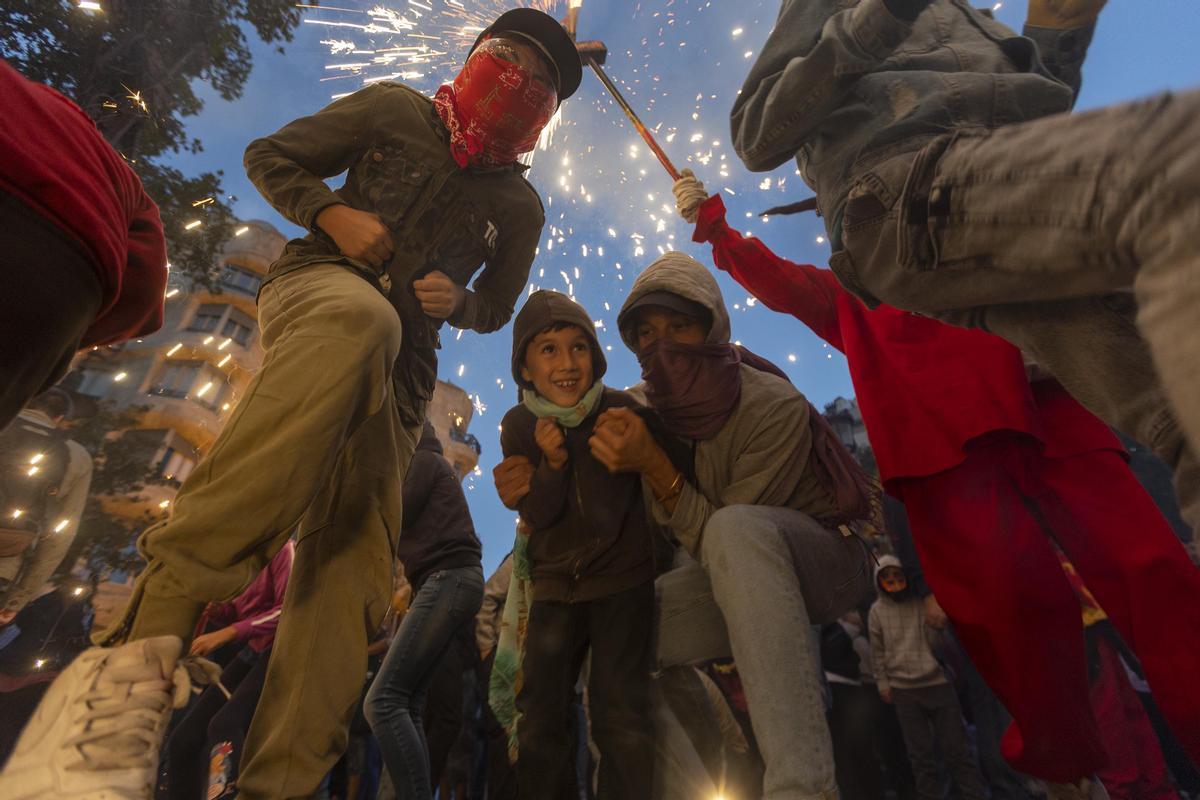 Los diables incendian el Passeig de Gràcia durante el correfoc de la Mercè.