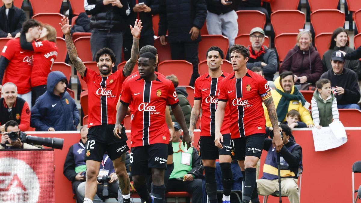 El Mallorca toma aire remontando al Espanyol con un jugador más
