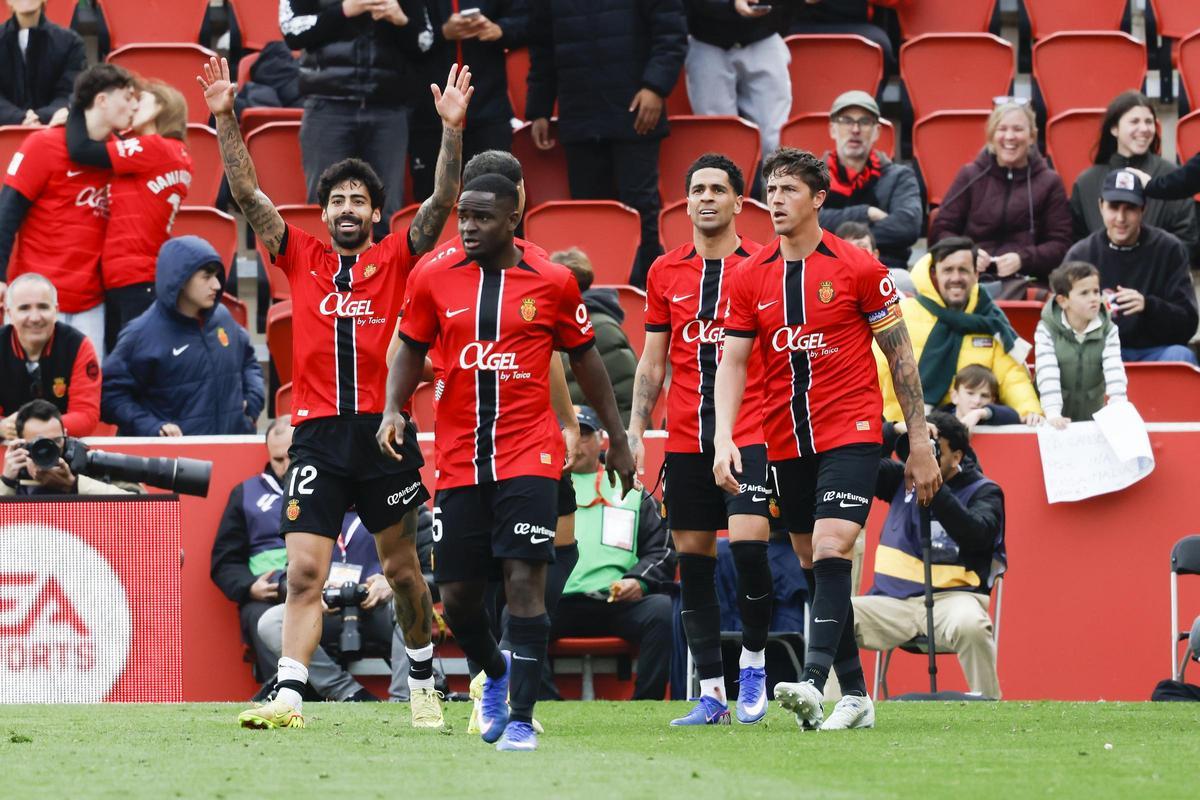 Samu Costa celebra su gol junto a sus compañeros en el Mallorca - Espanyol.