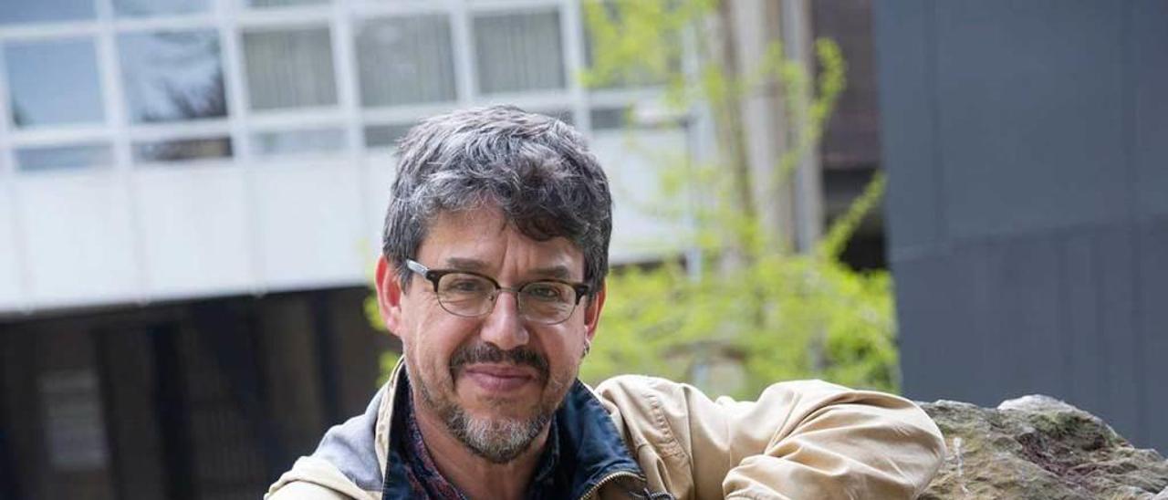 Juan Luis Fernández, ayer, en la Facultad de Geología.